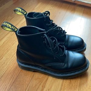 Dr Martens 101 6 Eye Boots